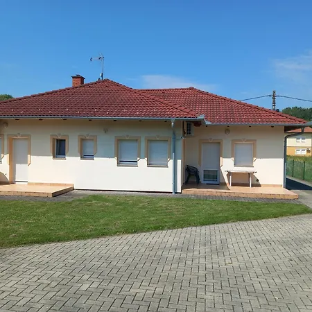 Petra Apartmanhaz Apartament Kehidakustány