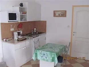 Petra Apartmanhaz דירה Kehidakustány