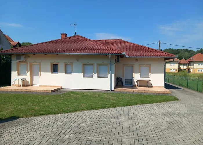 Petra Apartmanhaz דירה Kehidakustány